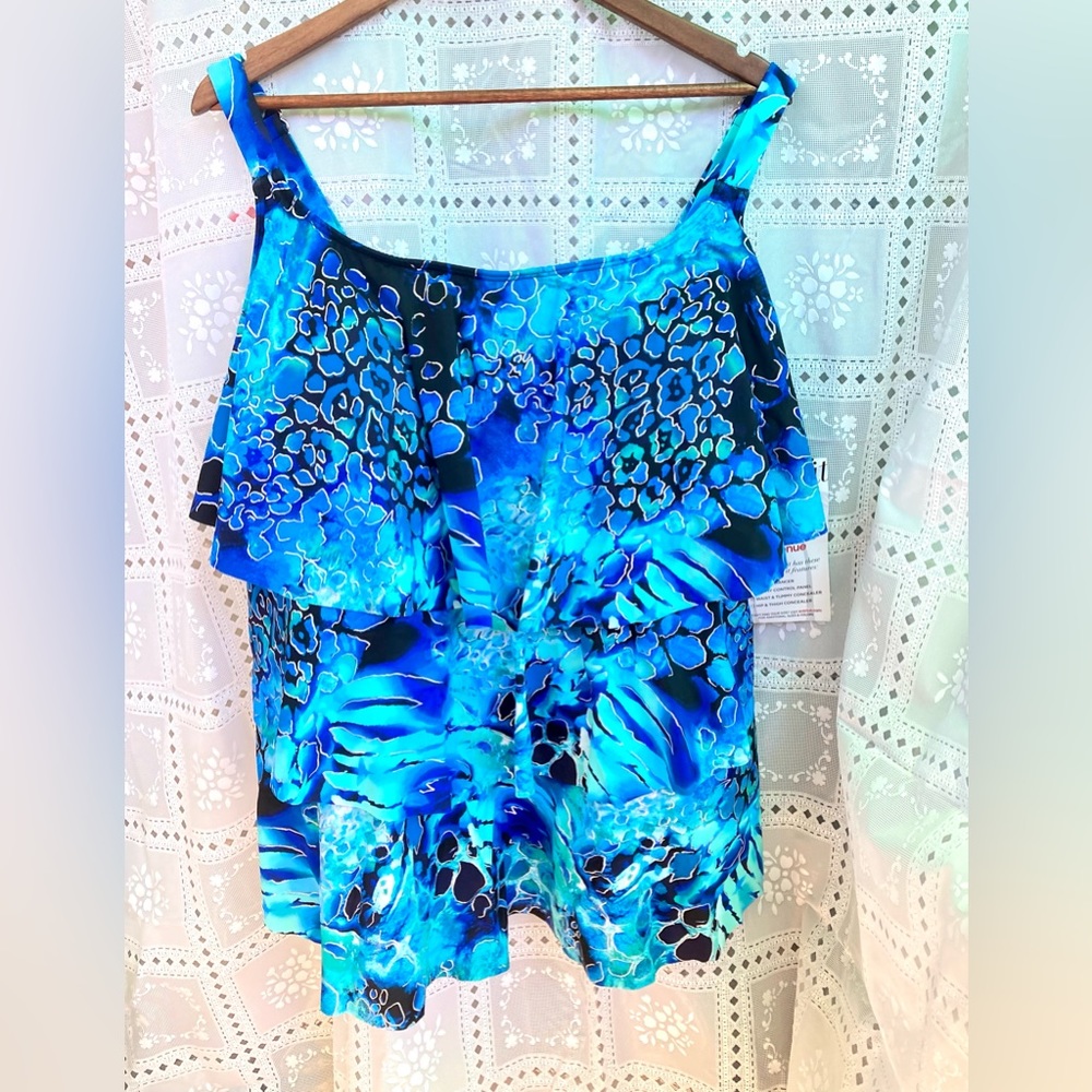 Beautiful Avenue Tankini Swim Top size 26 with adjustable strap and build in bra